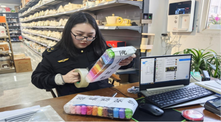 儀隴縣開展兒童和學(xué)生用品質(zhì)量安全專項(xiàng)監(jiān)督抽查 守護(hù)文具零售市場(chǎng)安全